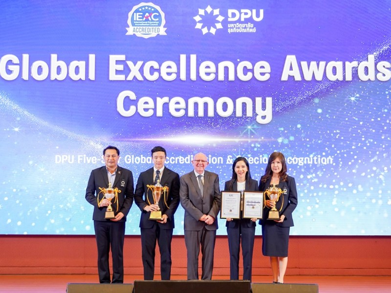 DPU สร้างชื่อเสียงให้ประเทศไทย! คว้า 3 รางวัลเกียรติยศจาก IEAC เป็นมหาวิทยาลัยแรก พร้อมกวาดประเมิน 5 ดาวเต็มทุกหมวด ชูสถิติเด็กจบใหม่ได้งานทำทันที 95%